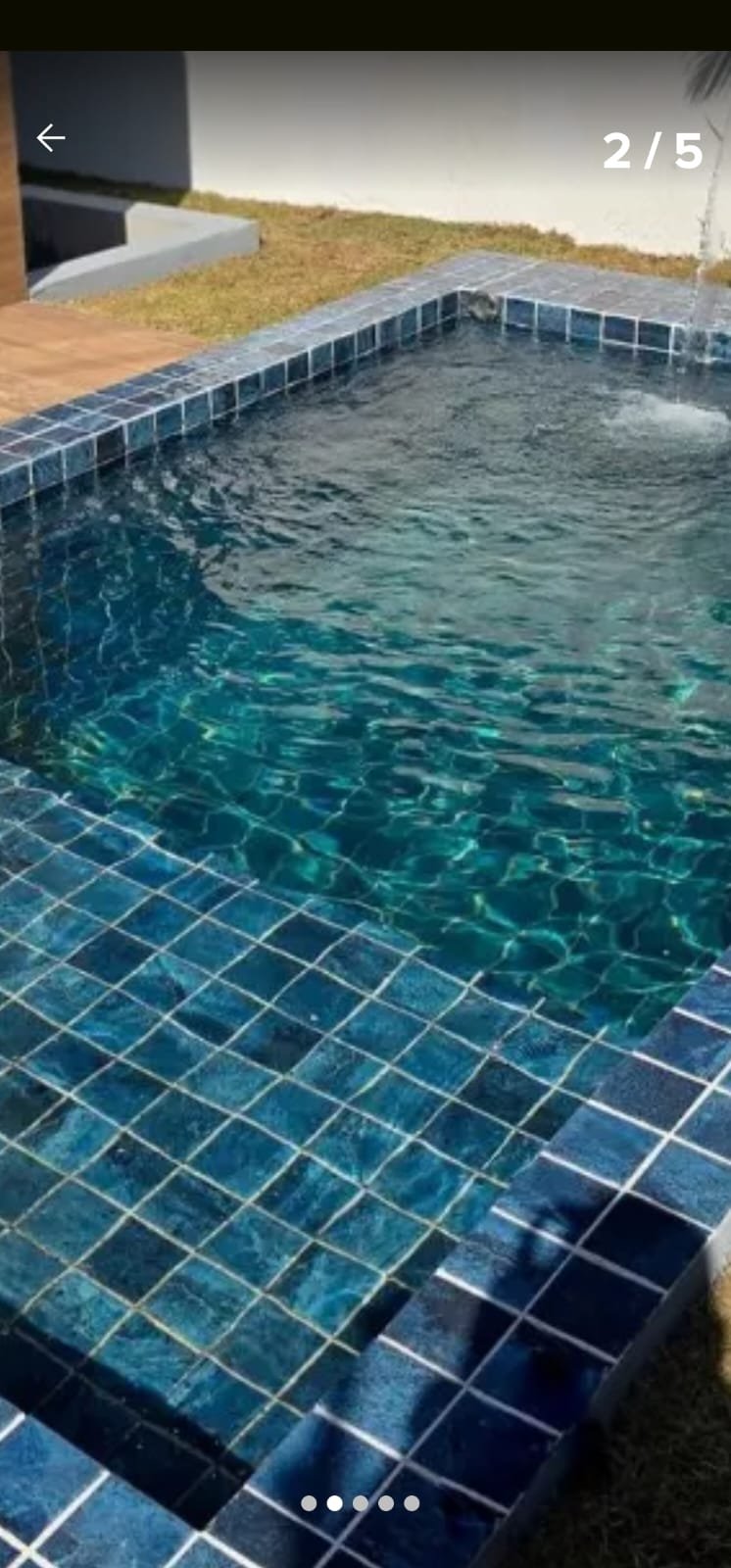 Piscina con venecitas azules terminada en AMBA