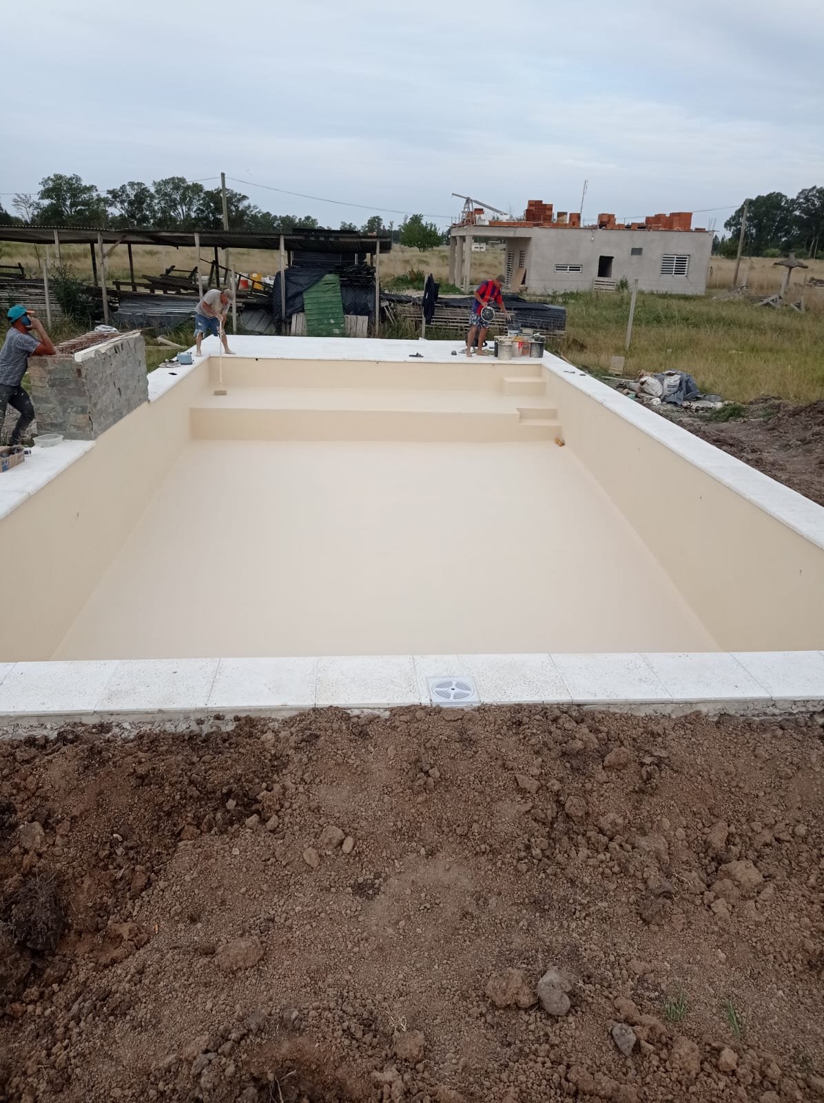 Excavación y movimiento de suelo para pileta