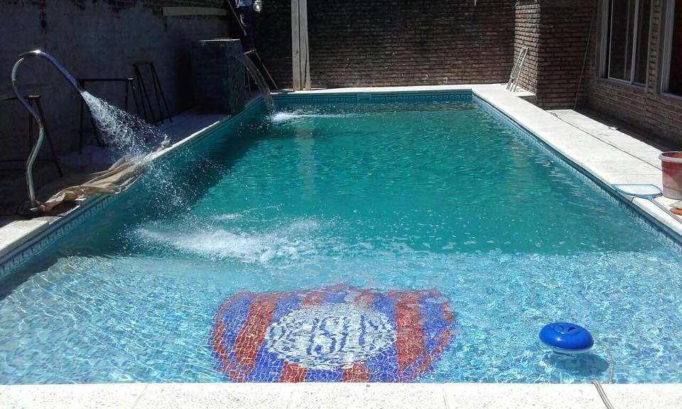 Detalle de mosaico personalizado en pileta