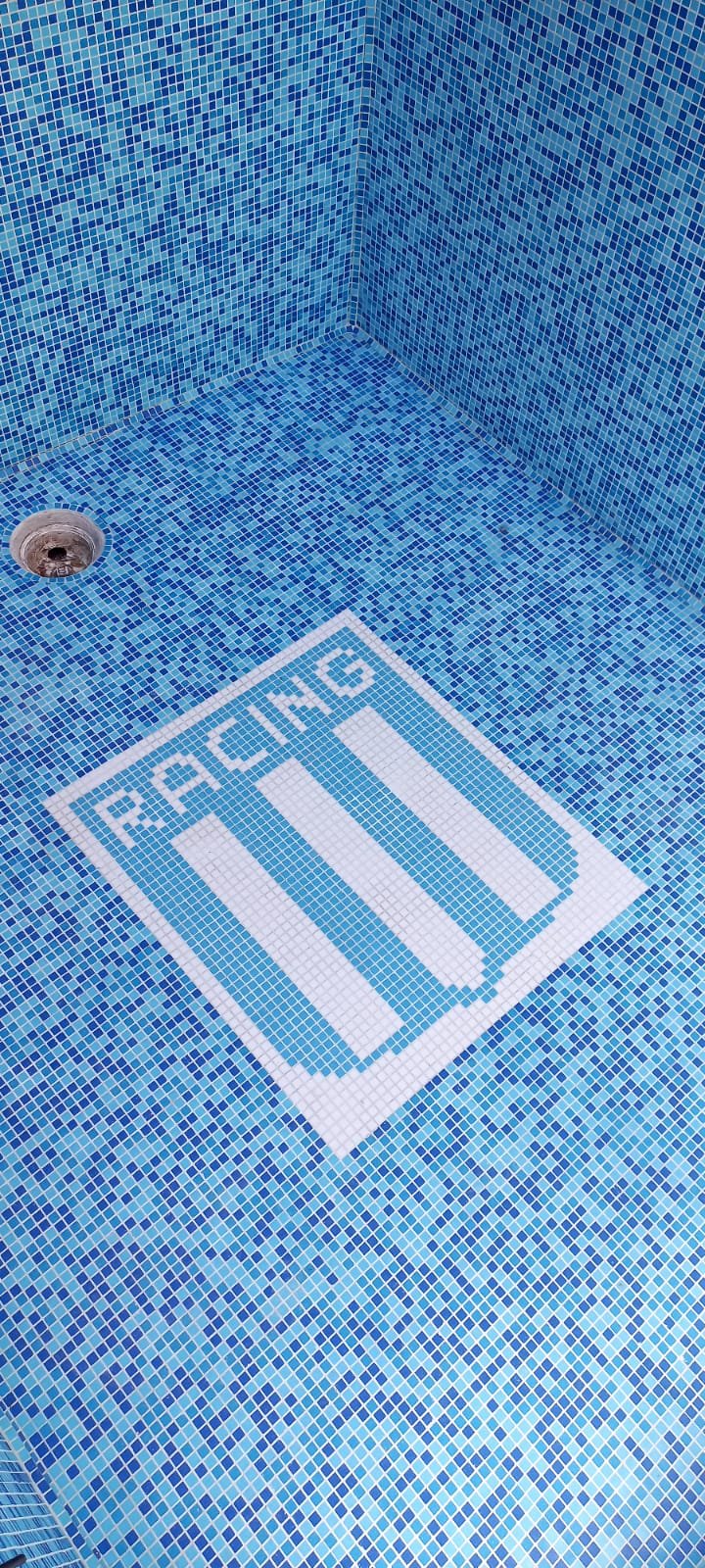 Piscina terminada con agua clara