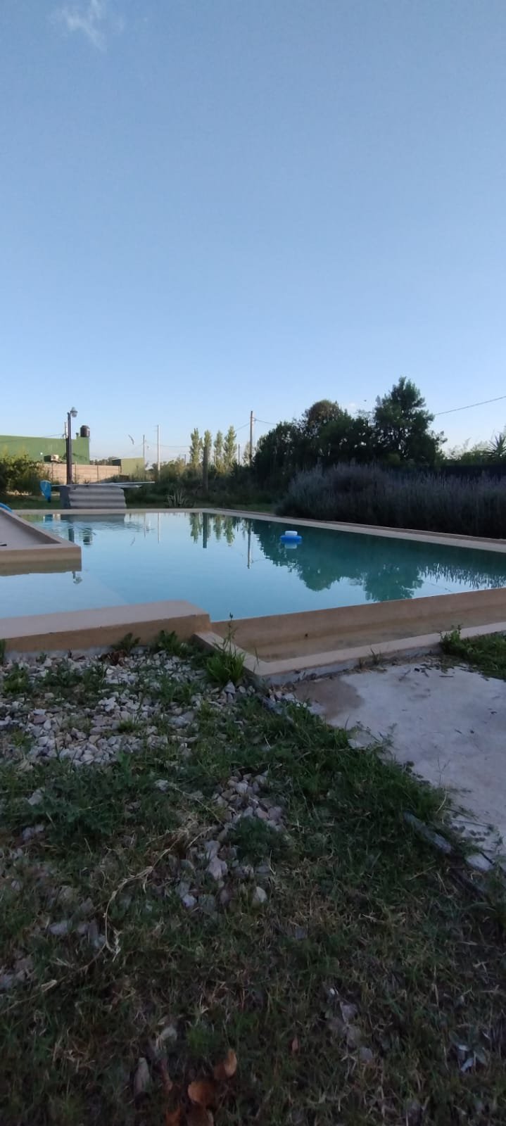 Piscina rectangular en jardín de country AMBA
