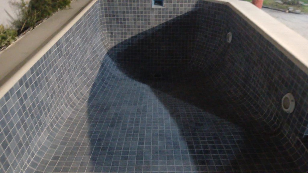 Interior de piscina venecitas gris azul