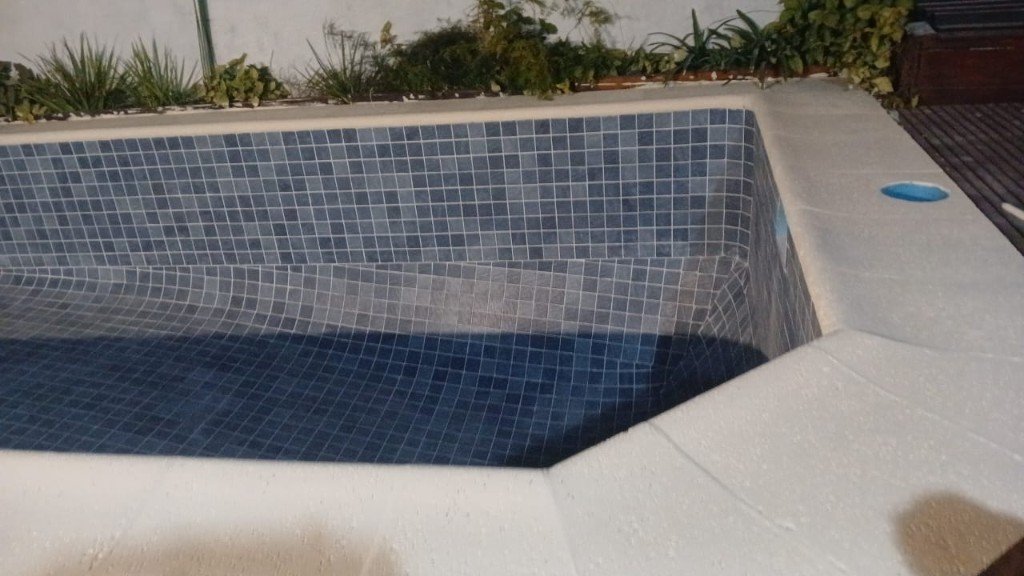 Piscina con venecitas y deck de madera