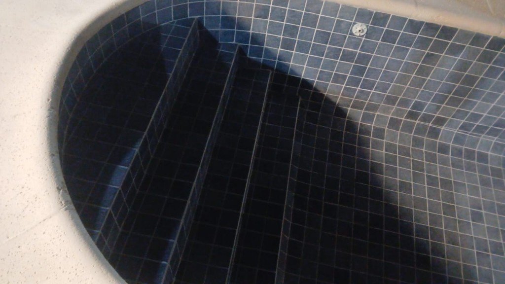 Escalones curvos de piscina revestidos en venecitas